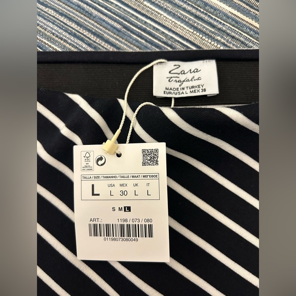 🆕Zara Trafaluc Black and White Striped Skirt Size L - Picture 3 of 4